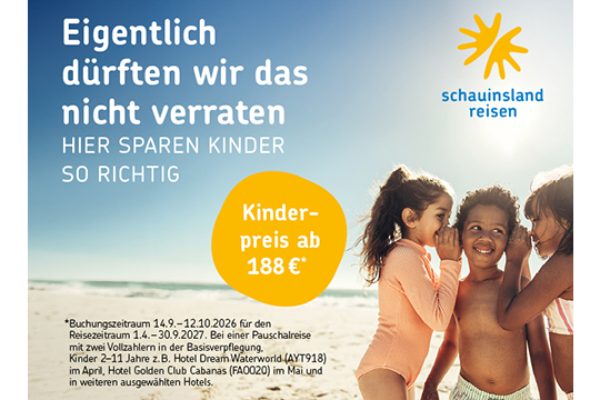 Kinder stehen flüsternd am Strand